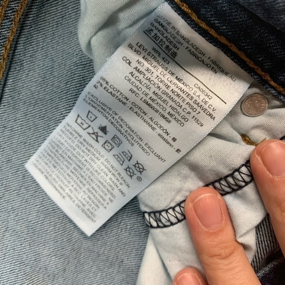 Levis high rise distressed cutoff shorts - Picture 5 of 6